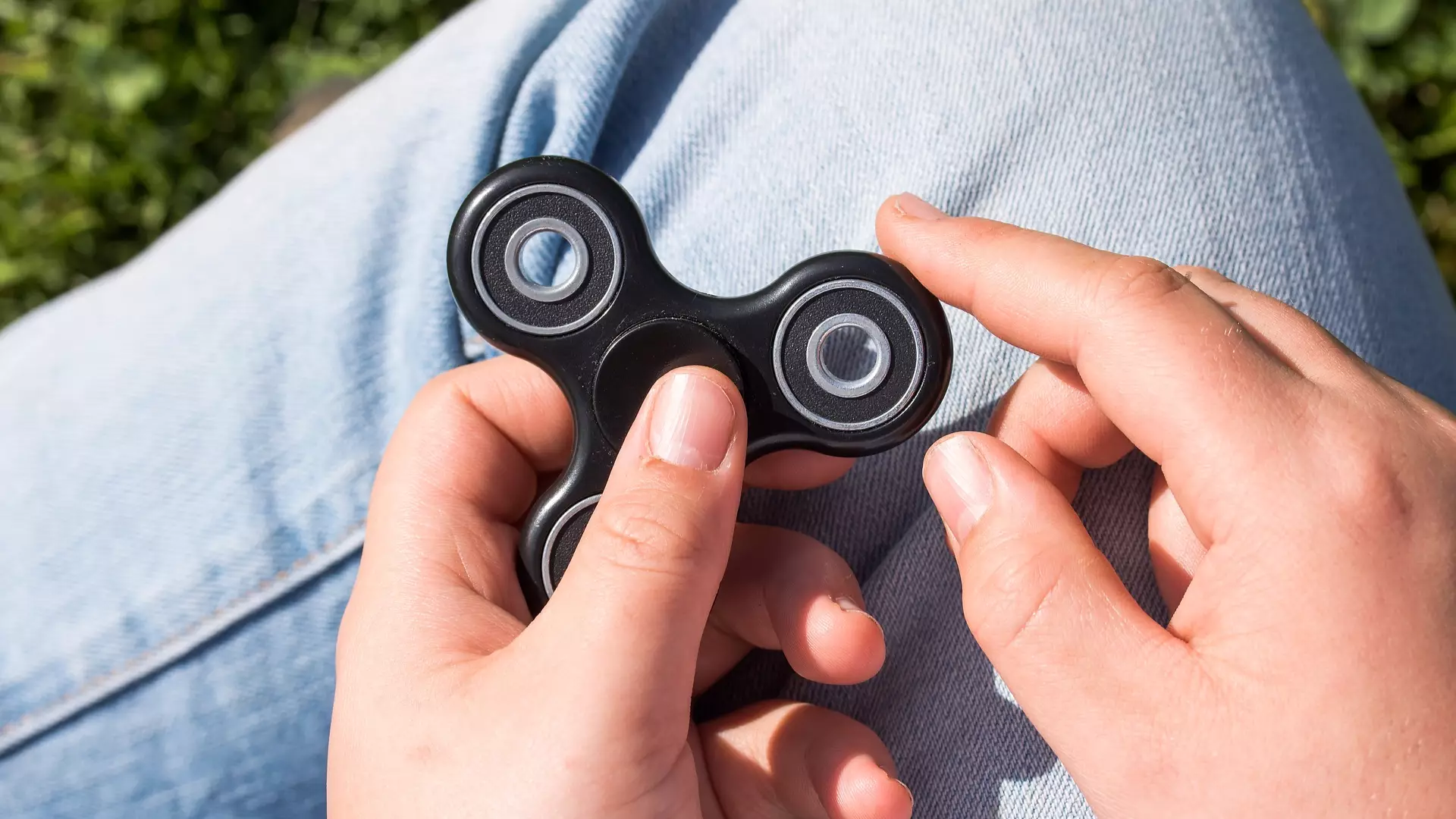 Man Thinks His Girlfriend’s Sex Toy Is A Fidget Spinner 