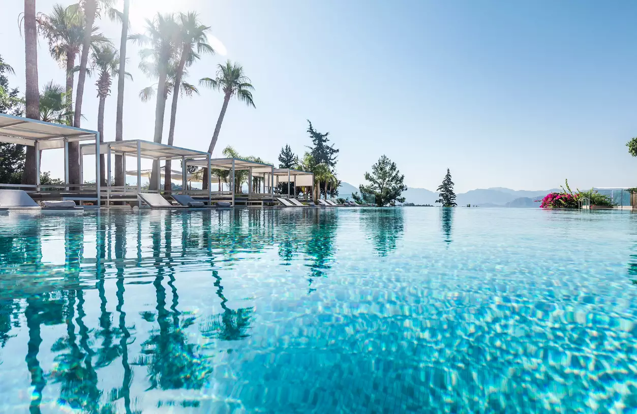 The couple hired out an ocean facing pool at the lavish resort