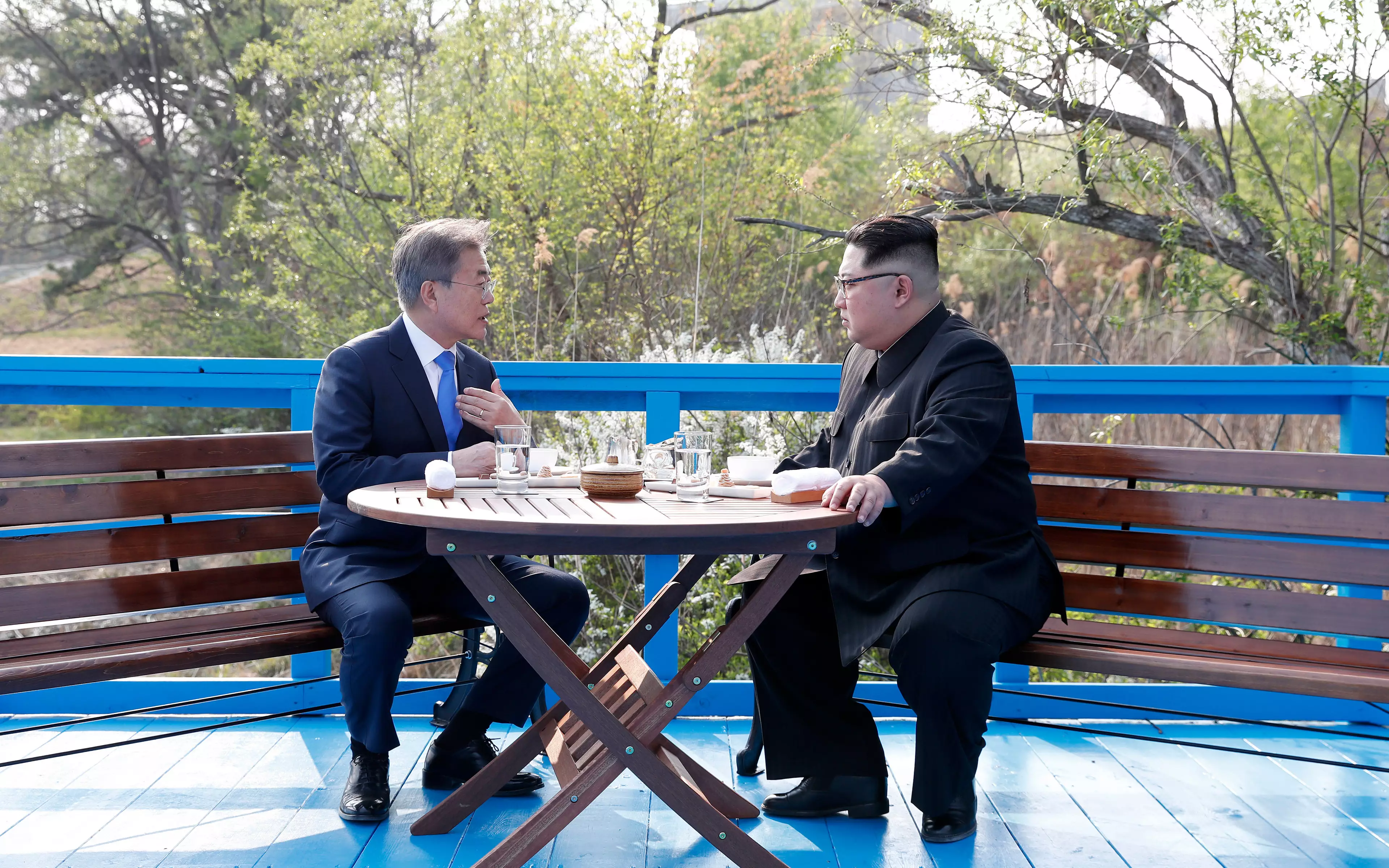 Lip Readers Study Conversation Between Kim Jong Un And Moon Jae-In