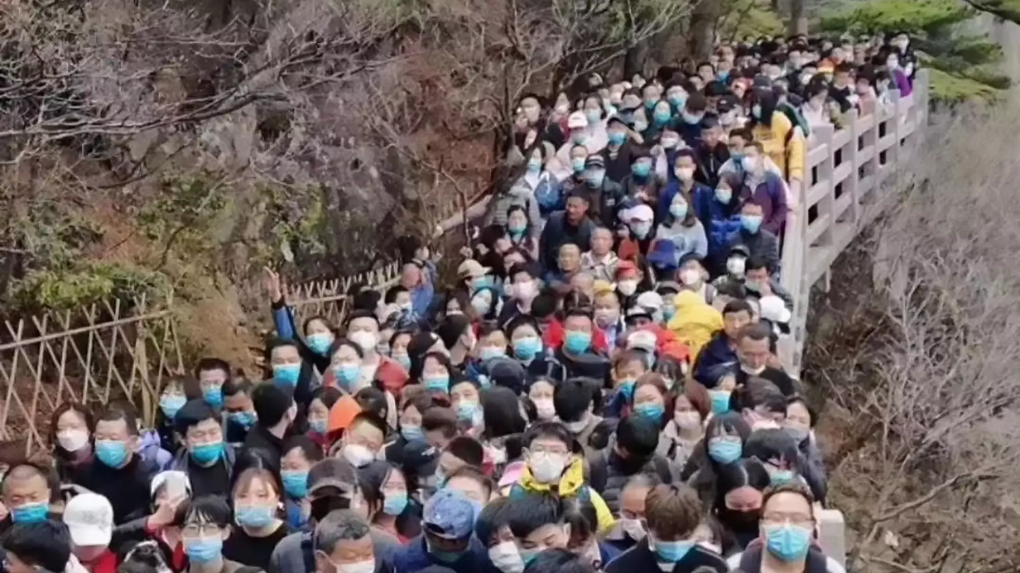 ​20,000 Tourists Flock To Chinese National Park After Free Entry Offered