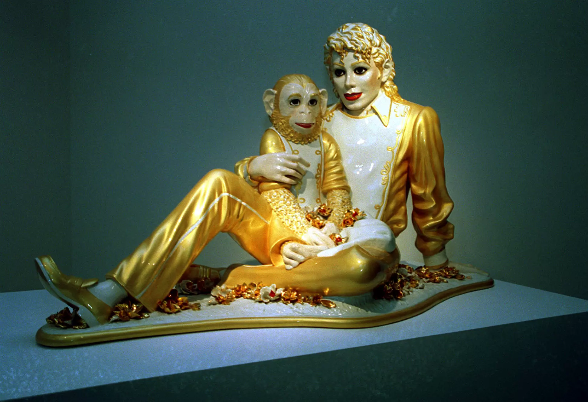 A statue of Jackson and Bubbles that was part of an exhibiton by Jeff Koons.