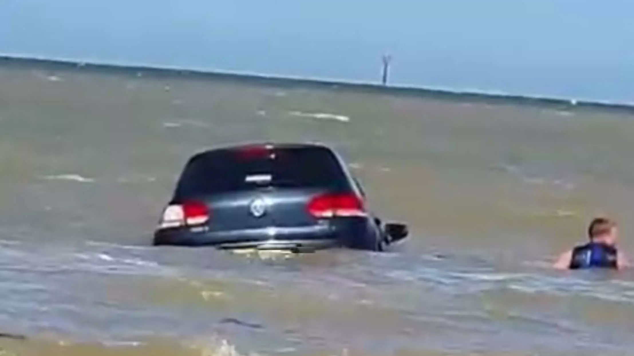 Car Swept Into Sea Prompting Huge Rescue Operation From Beachgoers In Kent