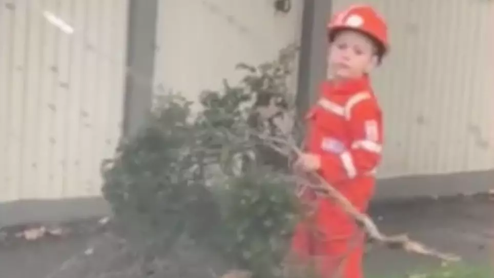Little Melbourne Legend Praised For Joining State Emergency Service's Flood Clean Up