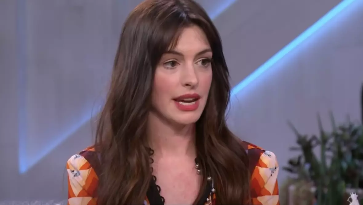 Anne told Kelly how she eats cupcakes (