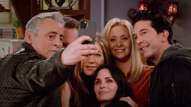 The Friends cast reunite on set (