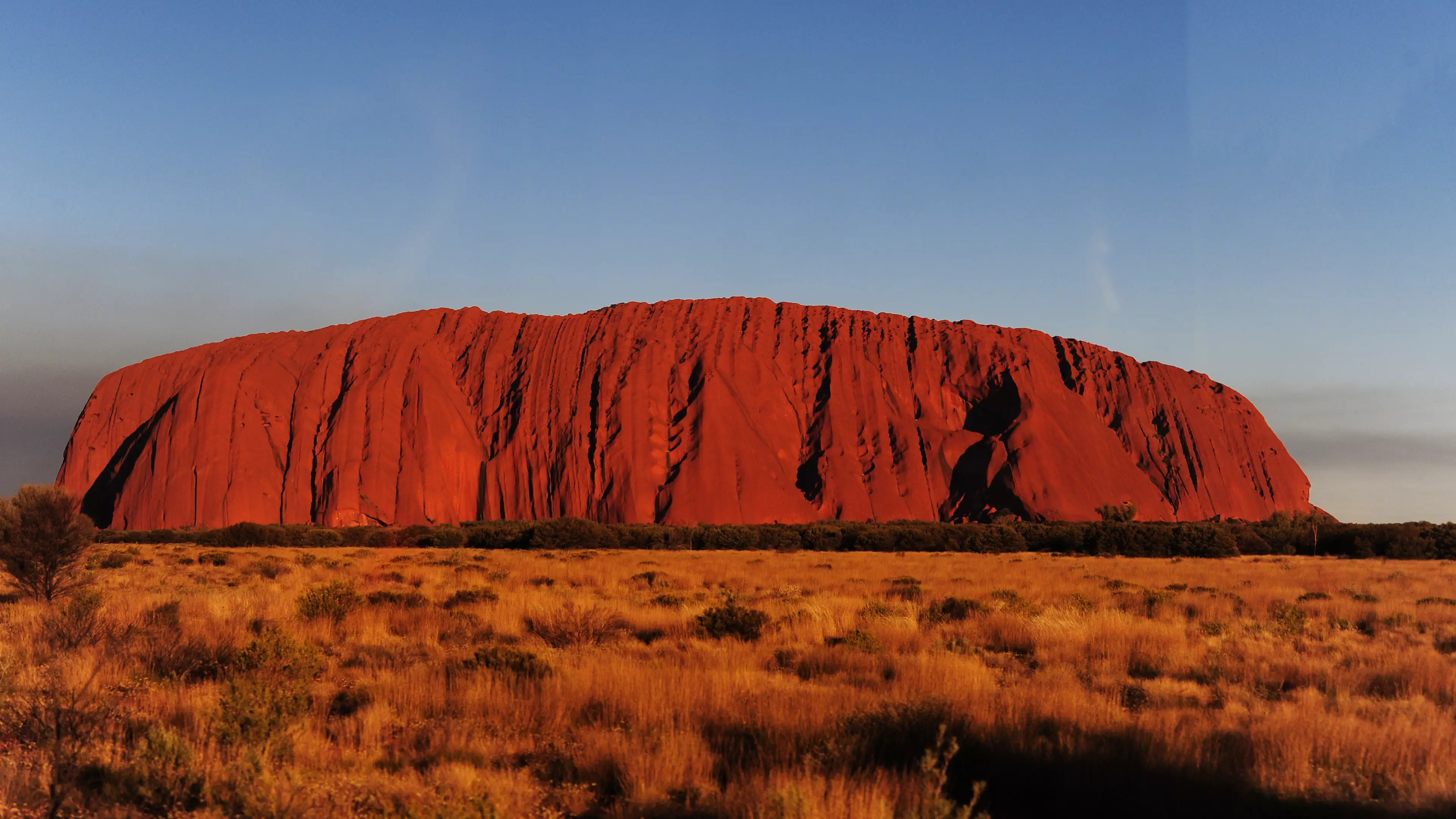 Hundreds Of Tourists Are Climbing Uluru Before Ban Begins 