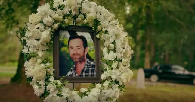 Late actor Luke Perry, who played Fred Andrews, is honoured in the season opener.