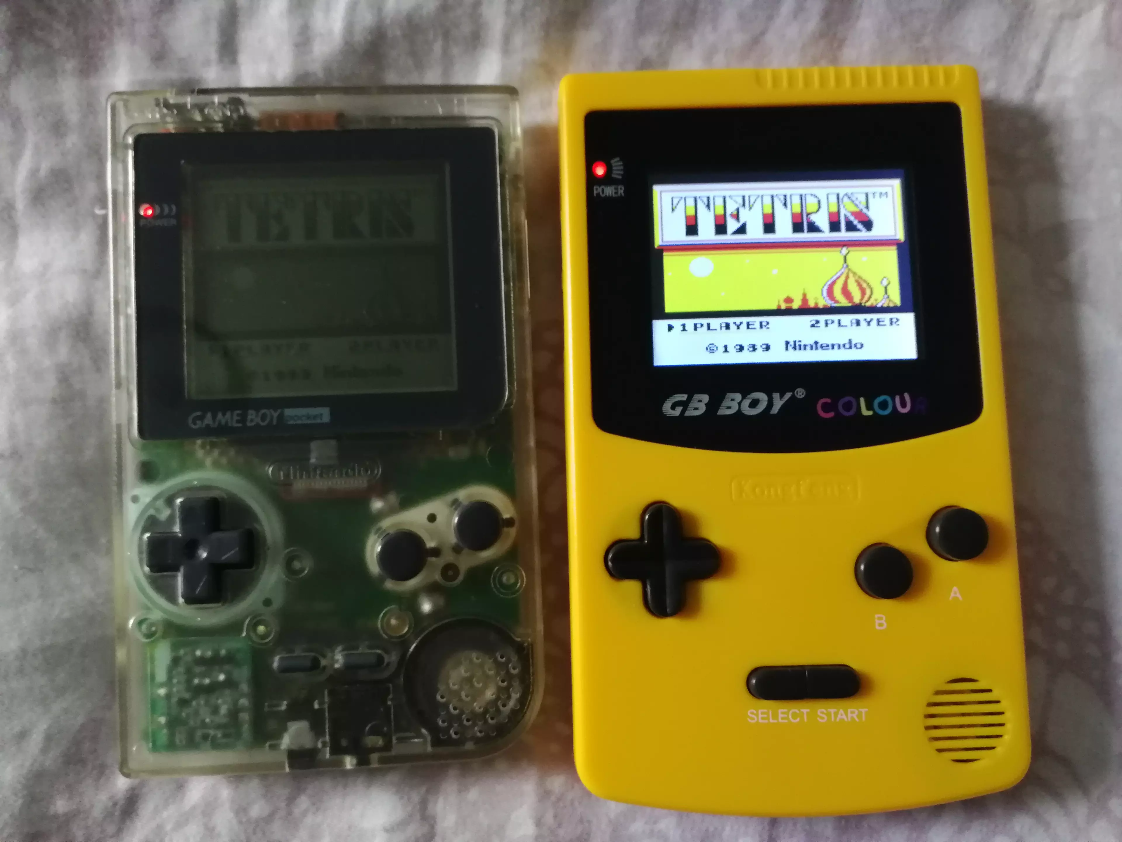 The GB Boy Colour's screen compared to the monochrome Game Boy Pocket /