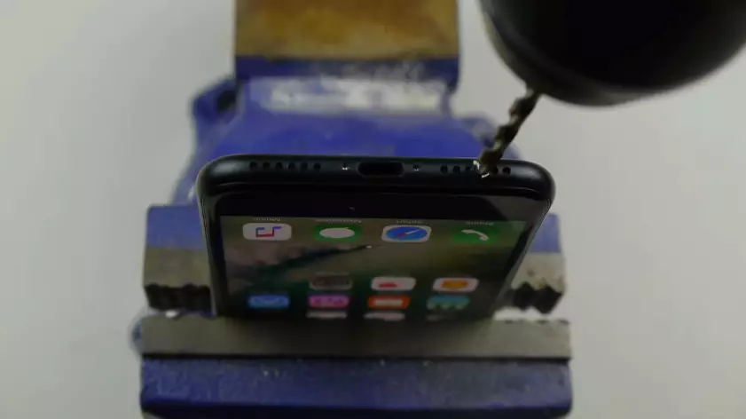 'Secret Hack' To Give Your iPhone 7 A Headphone Jack Is A Hoax