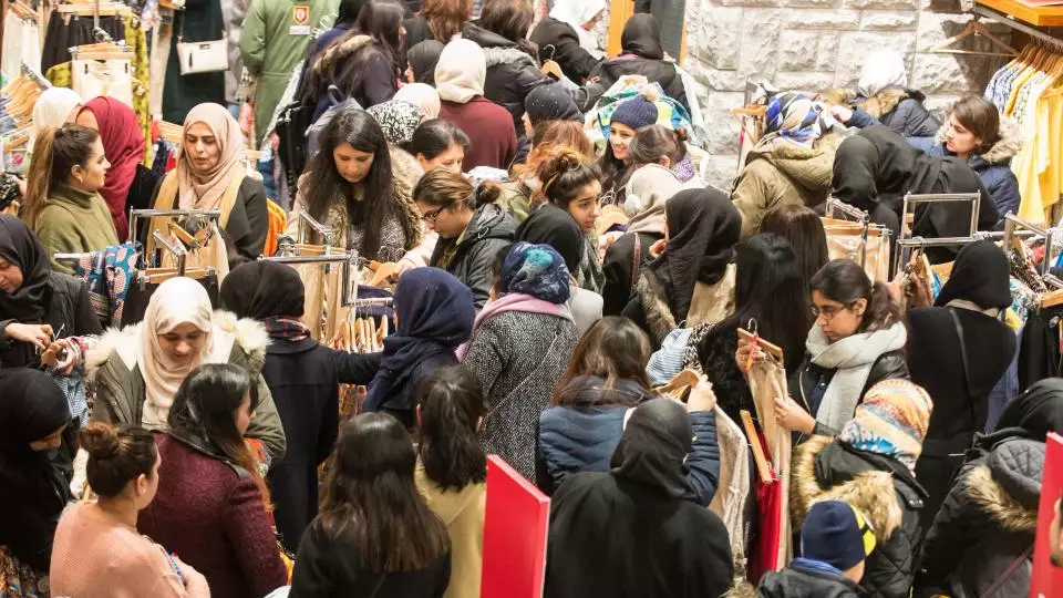 ​Brits Queue Through The Night For Busiest Shopping Day Ever