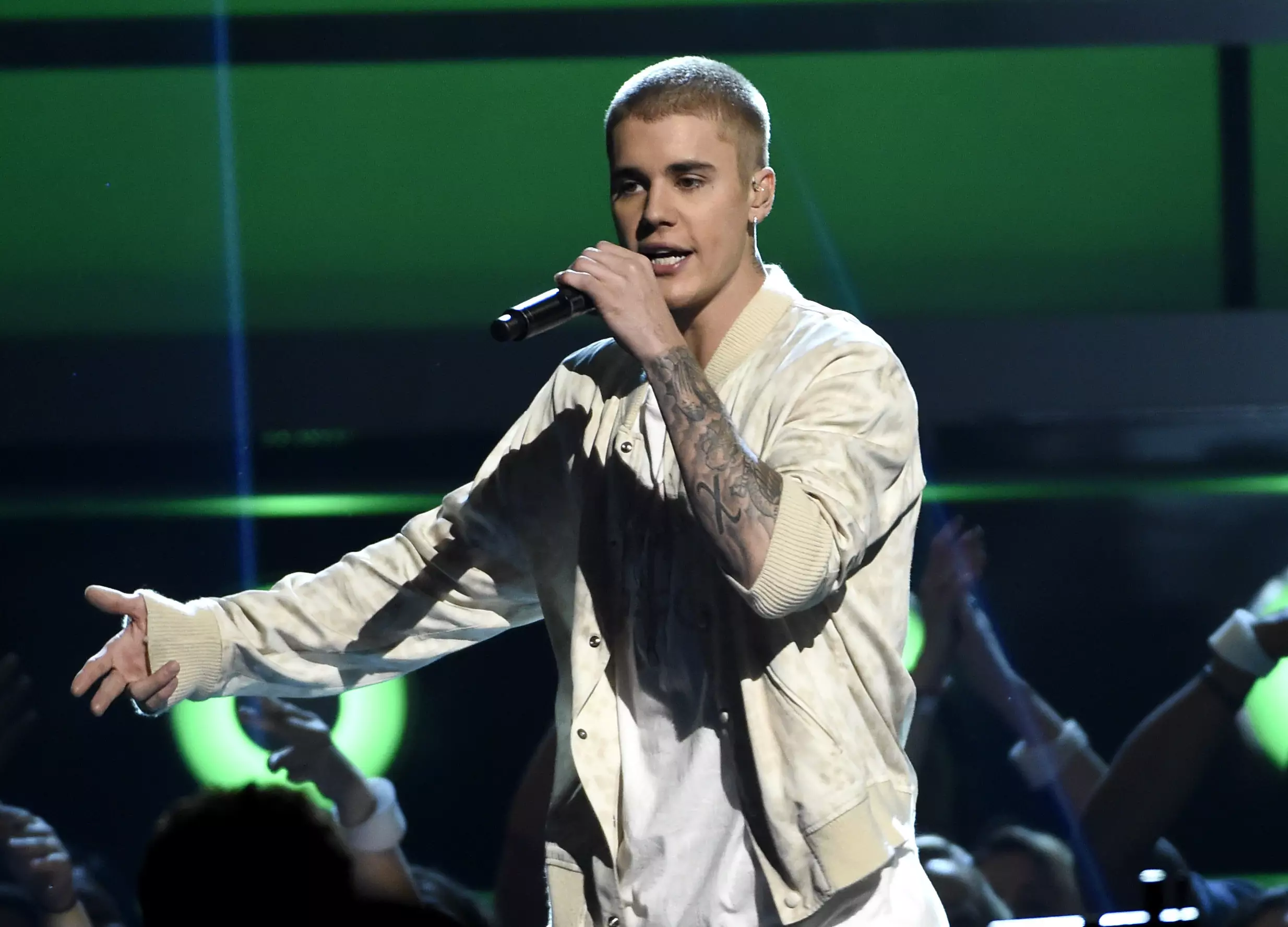 Justin Bieber Storms Off Stage As Fans Boo Him In Manchester