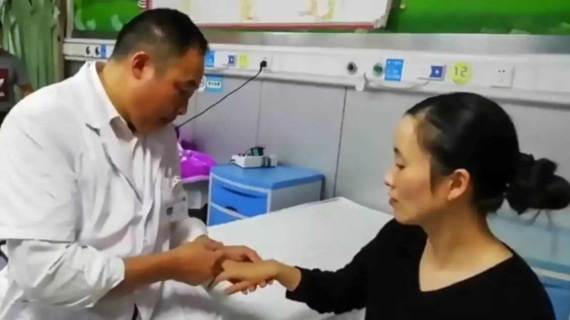 Woman Loses Ability To Move Her Fingers After Overusing Phone 
