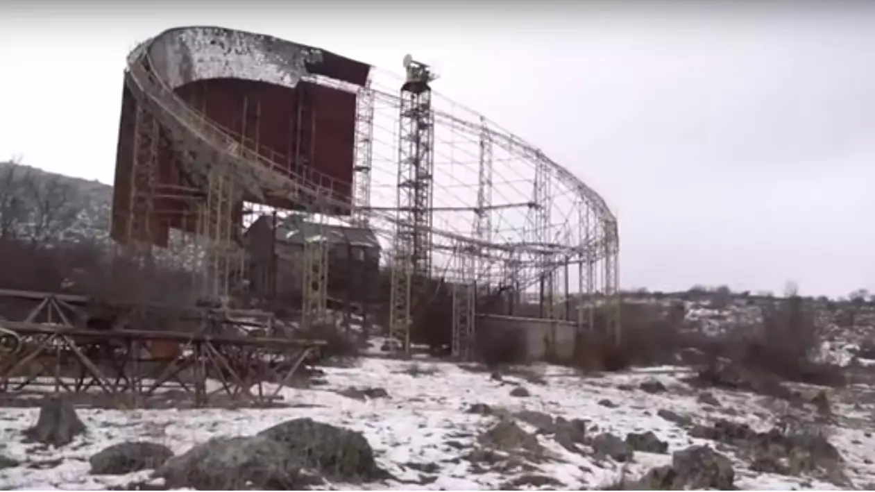 Urban Explorers Visit Huge Abandoned Soviet Radio Telescope On Armenian Volcano