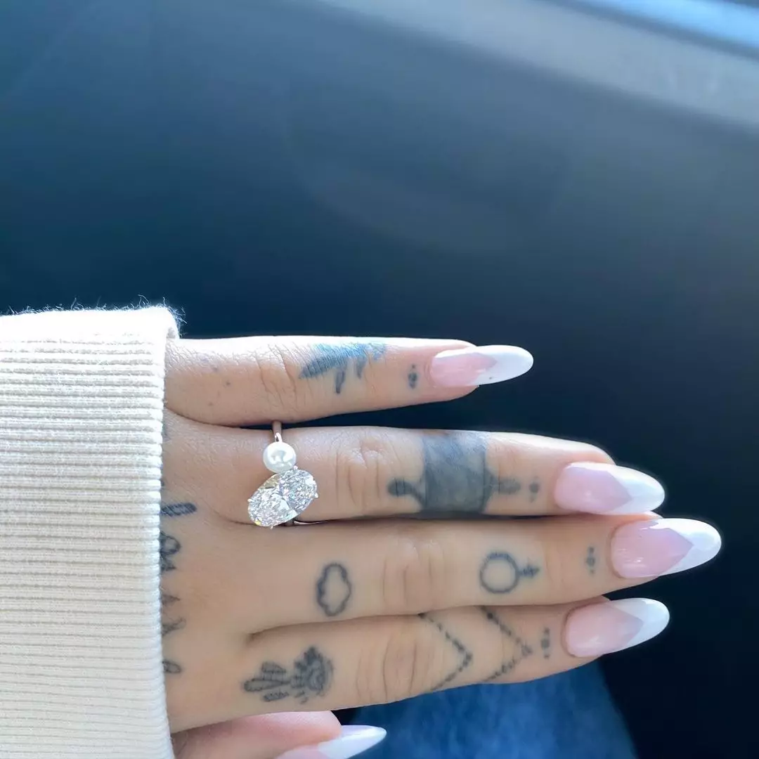 Ariana Grande shows off her engagement ring (