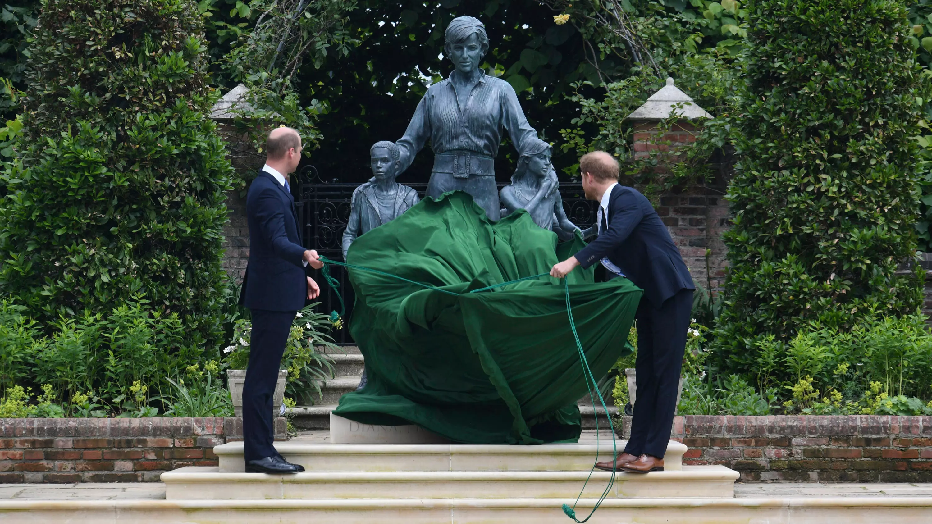 Royal Experts Say Princess Diana Statue 'Looks Like Sean Bean'