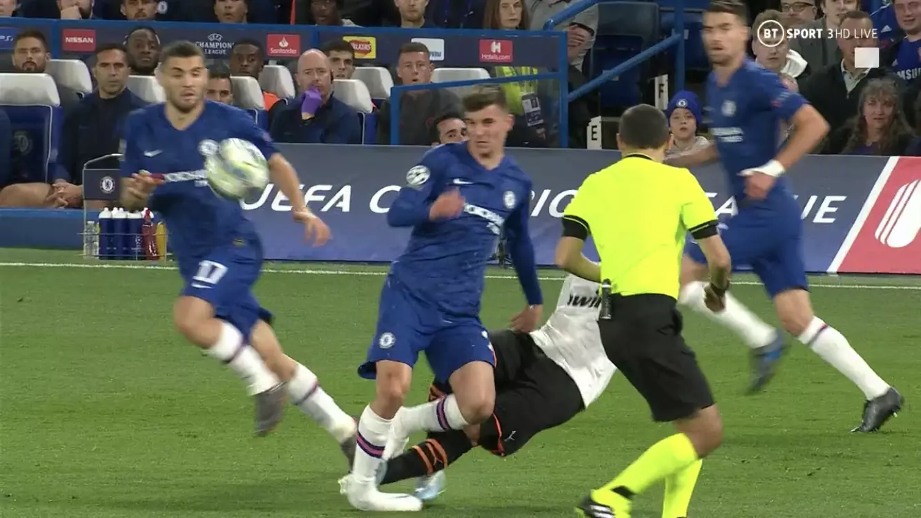 Francis Coquelin caught Mason Mount on the side of the shin in a nasty challenge