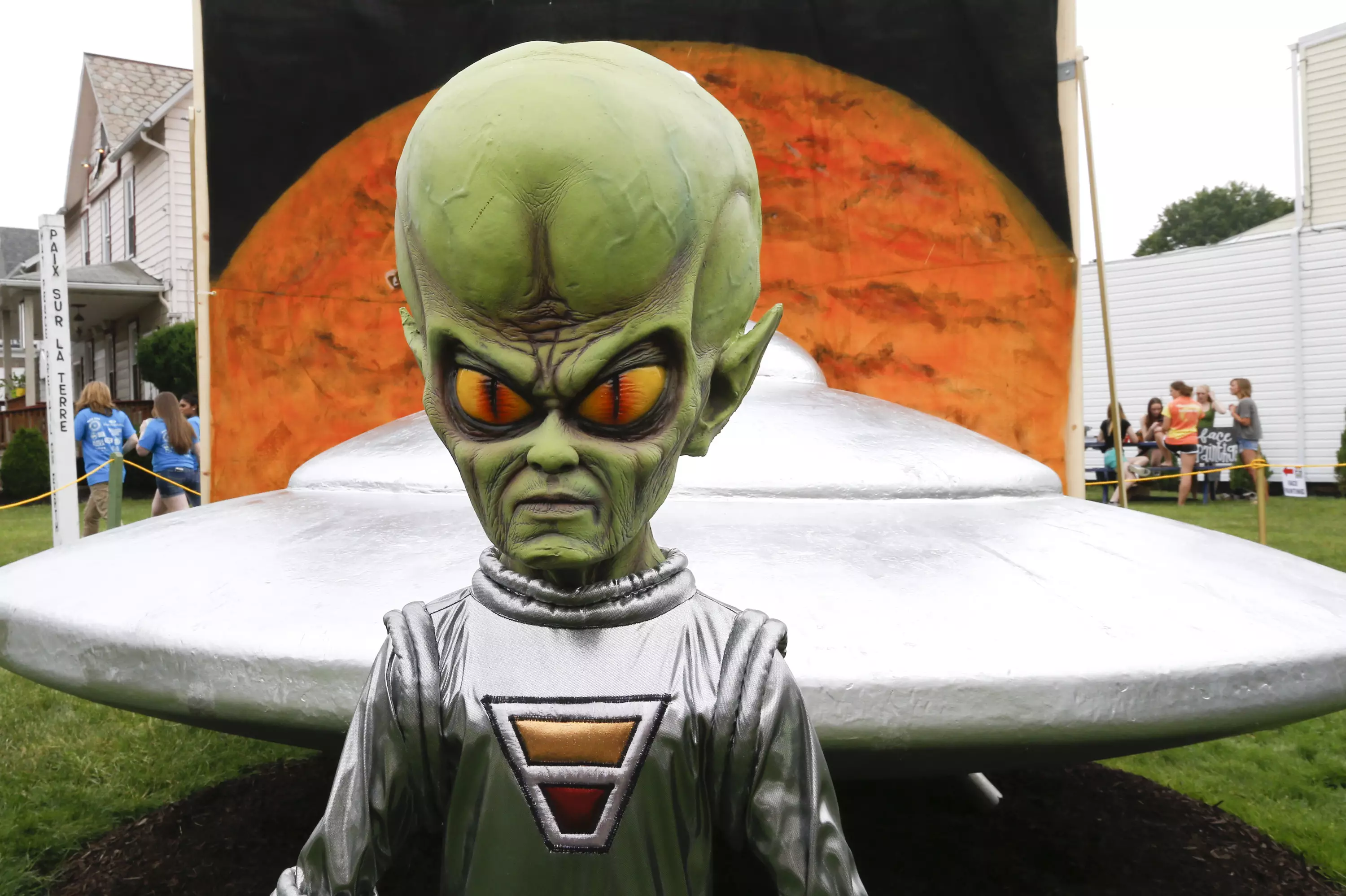 Former CIA Employee Said Aliens Use The Planet Like A 'Supermarket'