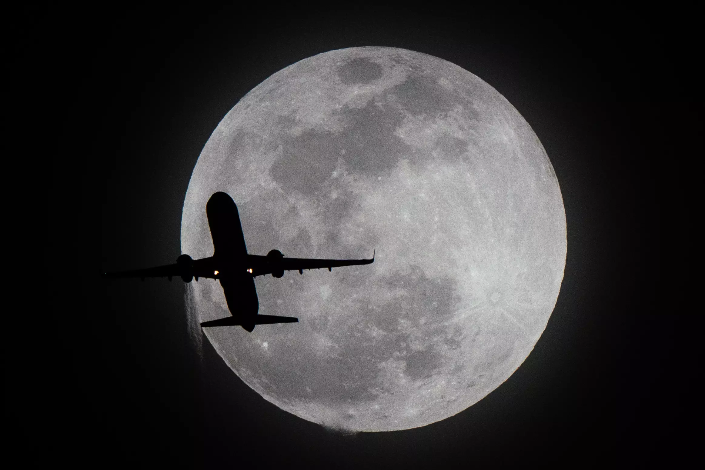Moon = motionless. Plane = moving. Or is it?