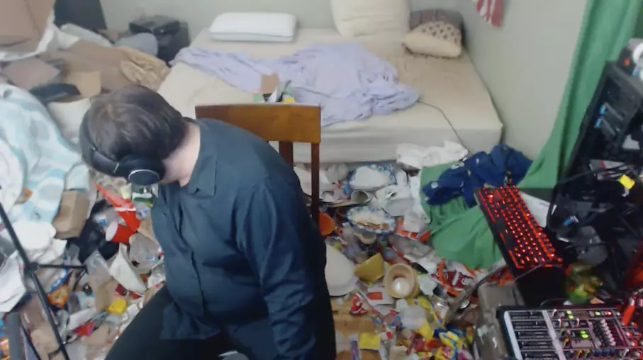 Streamer Who Finally Clean Room After 14 Years Blames Wow Classic For Messy Relapse