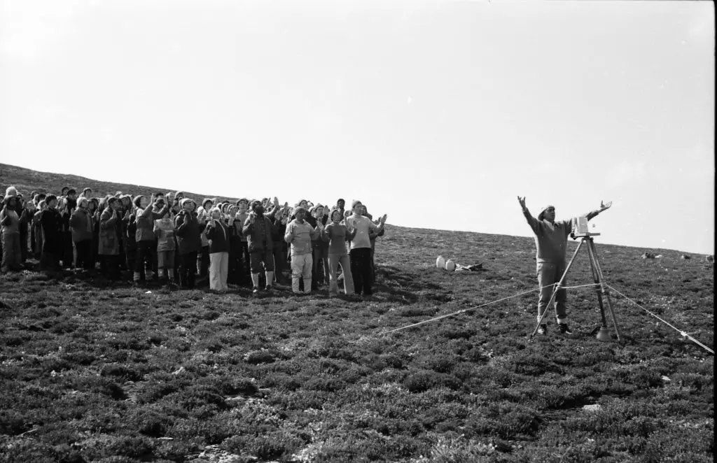 George King leads an outside service.