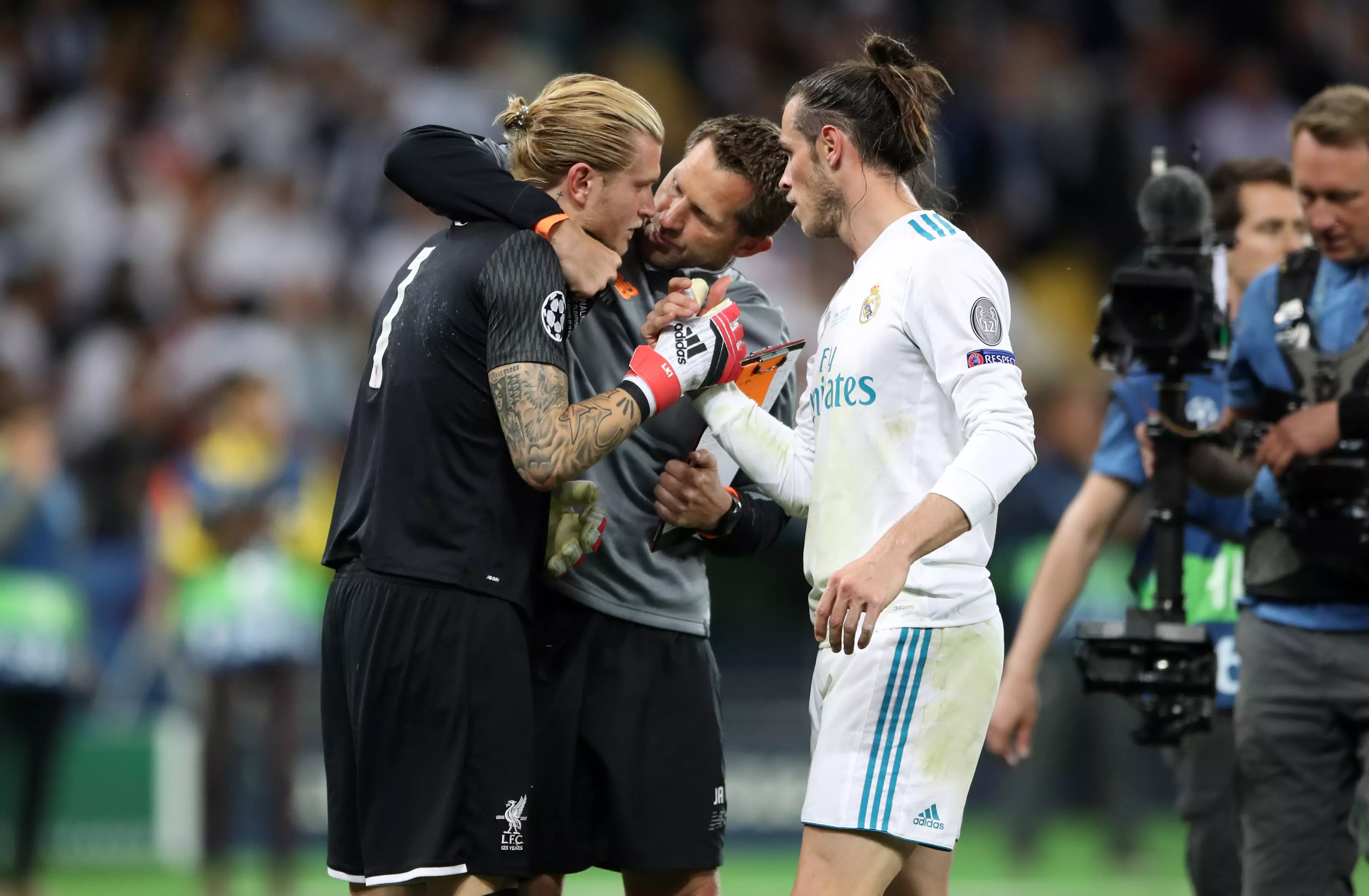 Bale speaks to Karius after his mistake. Image: PA Images