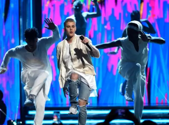 Justin Bieber Falls Over On Stage Once Again In Jacksonville  