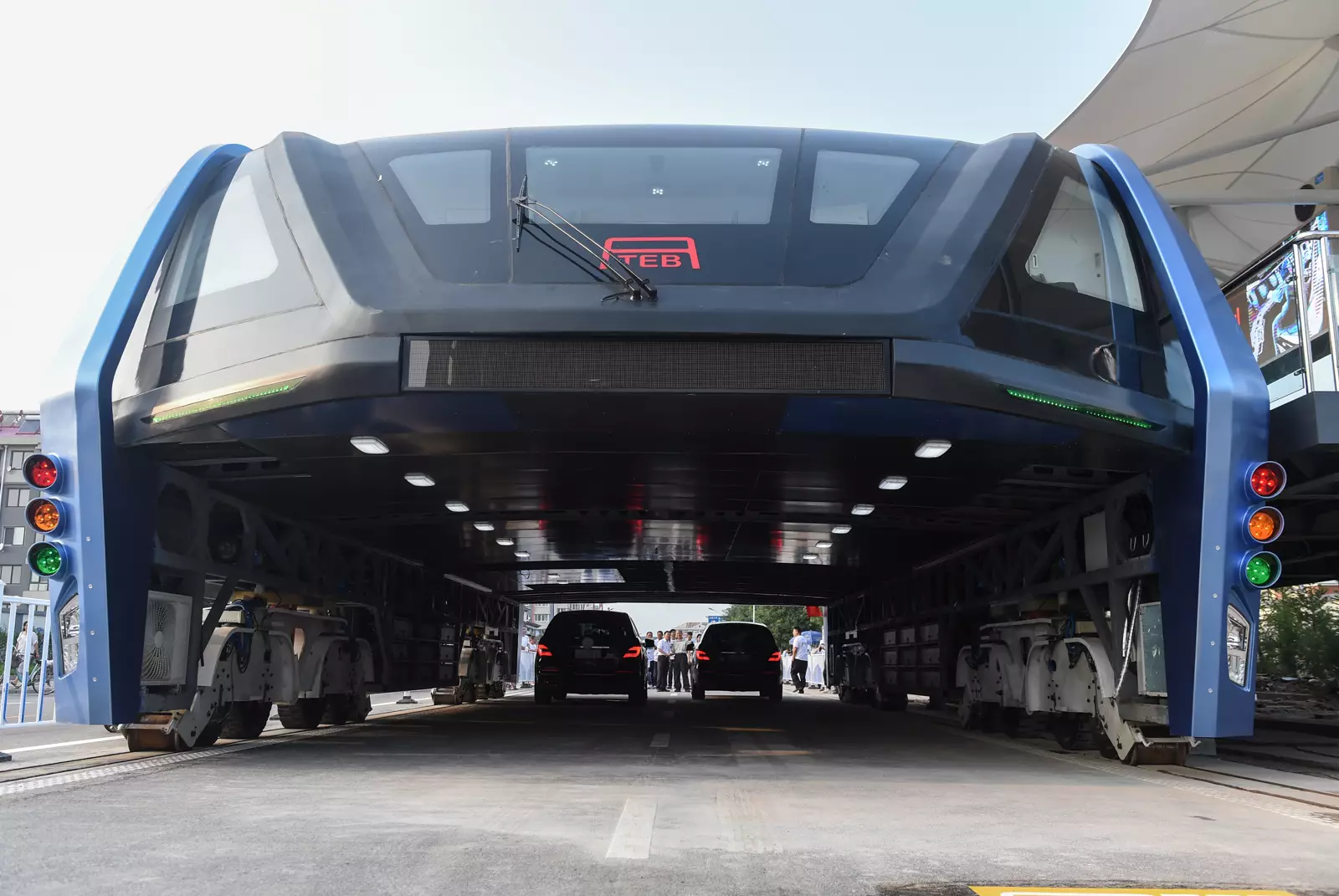 China’s Elevated Bus That Travels Over The Top Of Traffic Takes Its First Test Drive