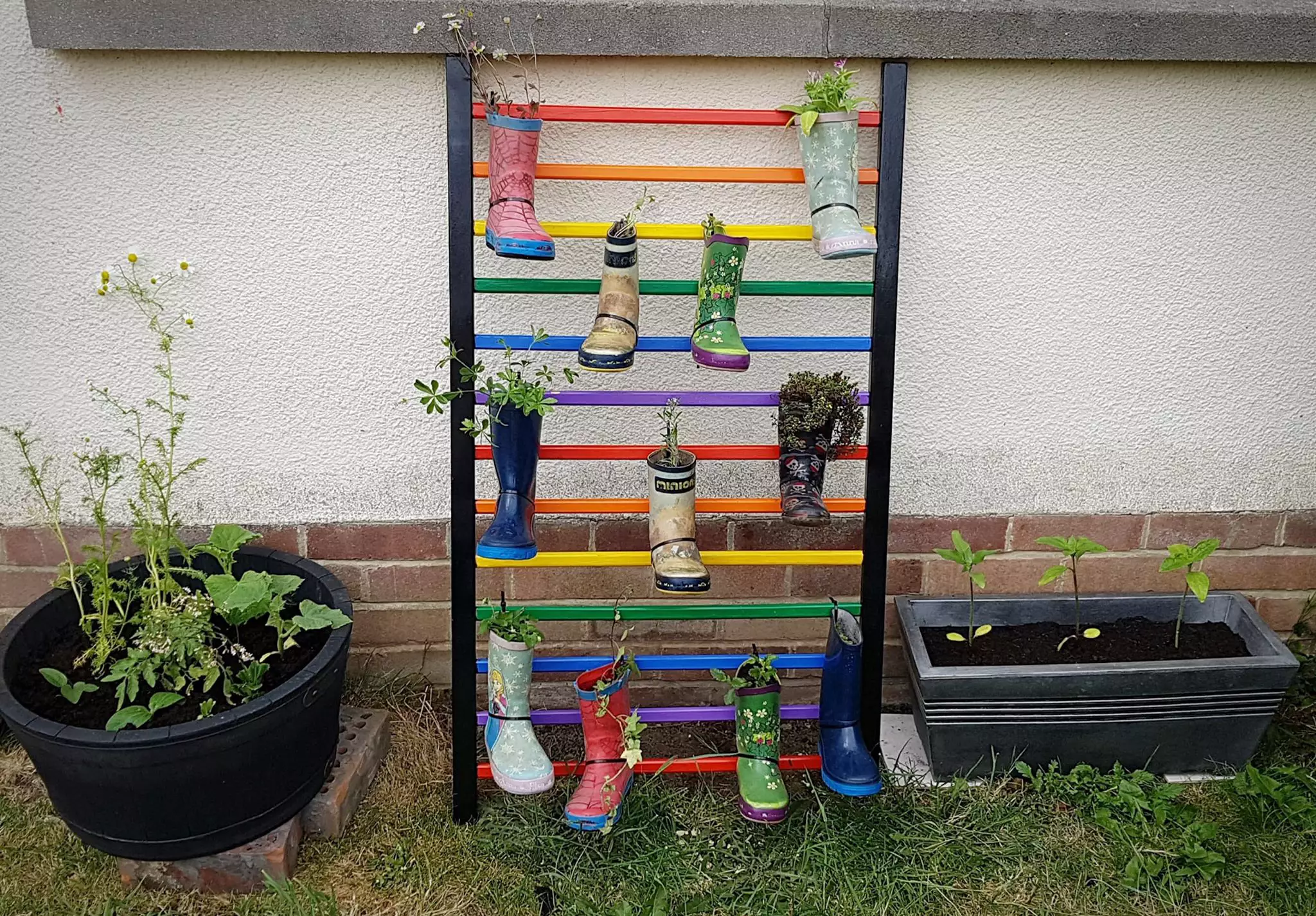 ​People Are Turning Old Cots Into Garden Features