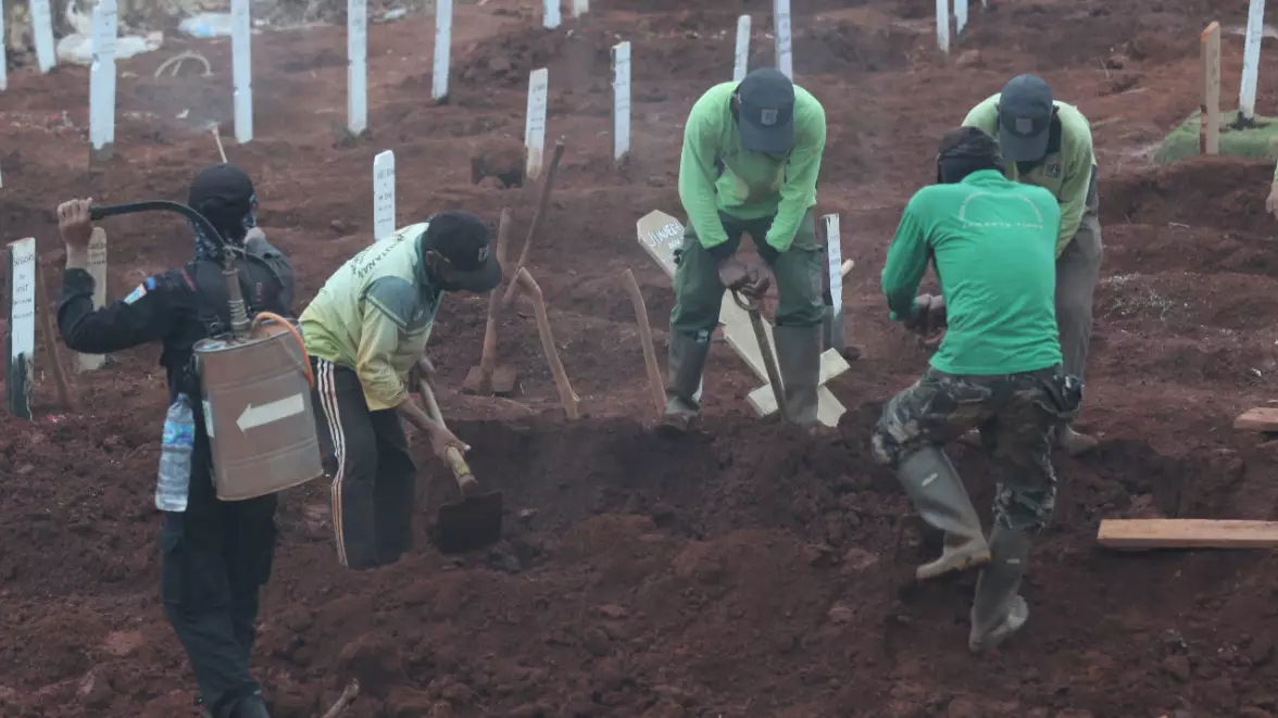 ​People Caught Not Wearing Face Masks In Java Made To Dig Graves