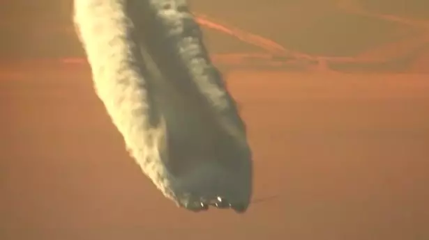 Amazing Vapour Trail Left By Plane Over Russia