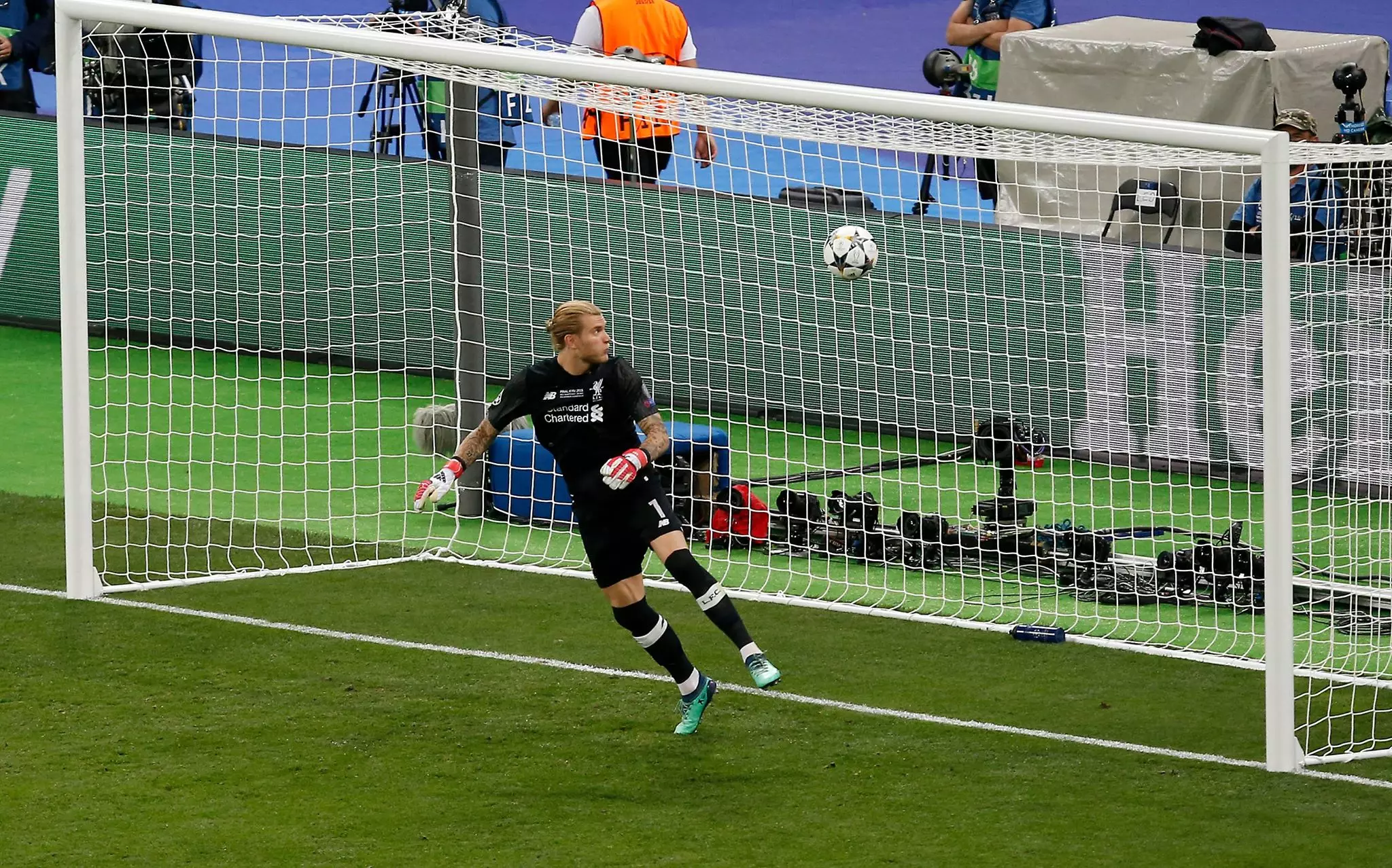 Karius painfully looks at the ball. Image: PA