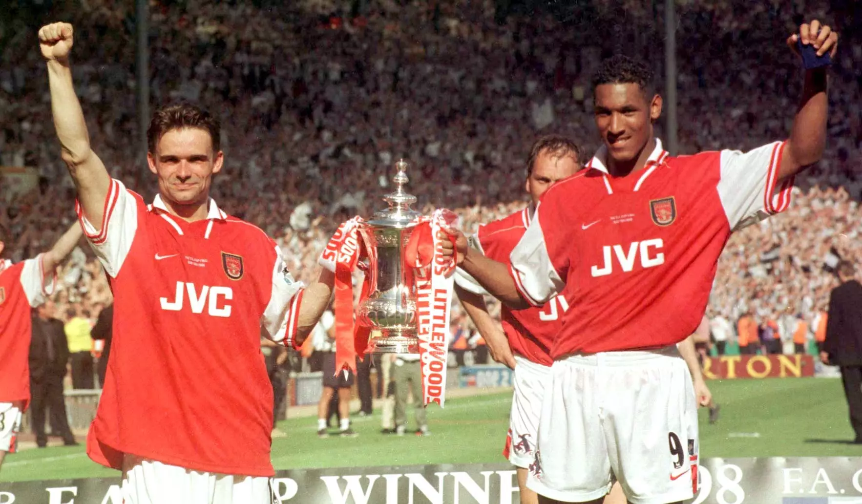 Overmars and Nicolas Anelka lift the FA Cup. Image: PA Images