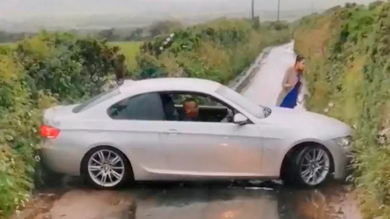 'Austin Powers Tourist' Gets Stuck Trying '100-Point' Turn On Country Lane