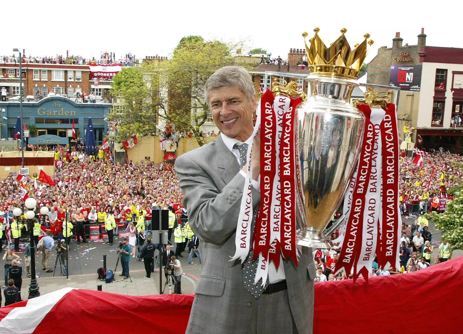 Wenger with his last Premier League trophy, won with the Invincibles. Image: PA Images