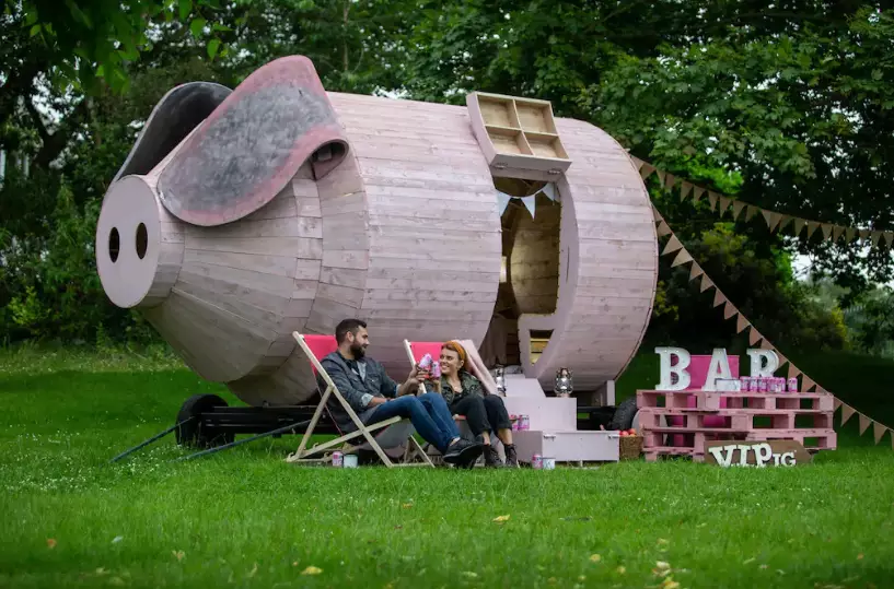 The pig pod can sleep up to 12 people and can be brought directly to you.
