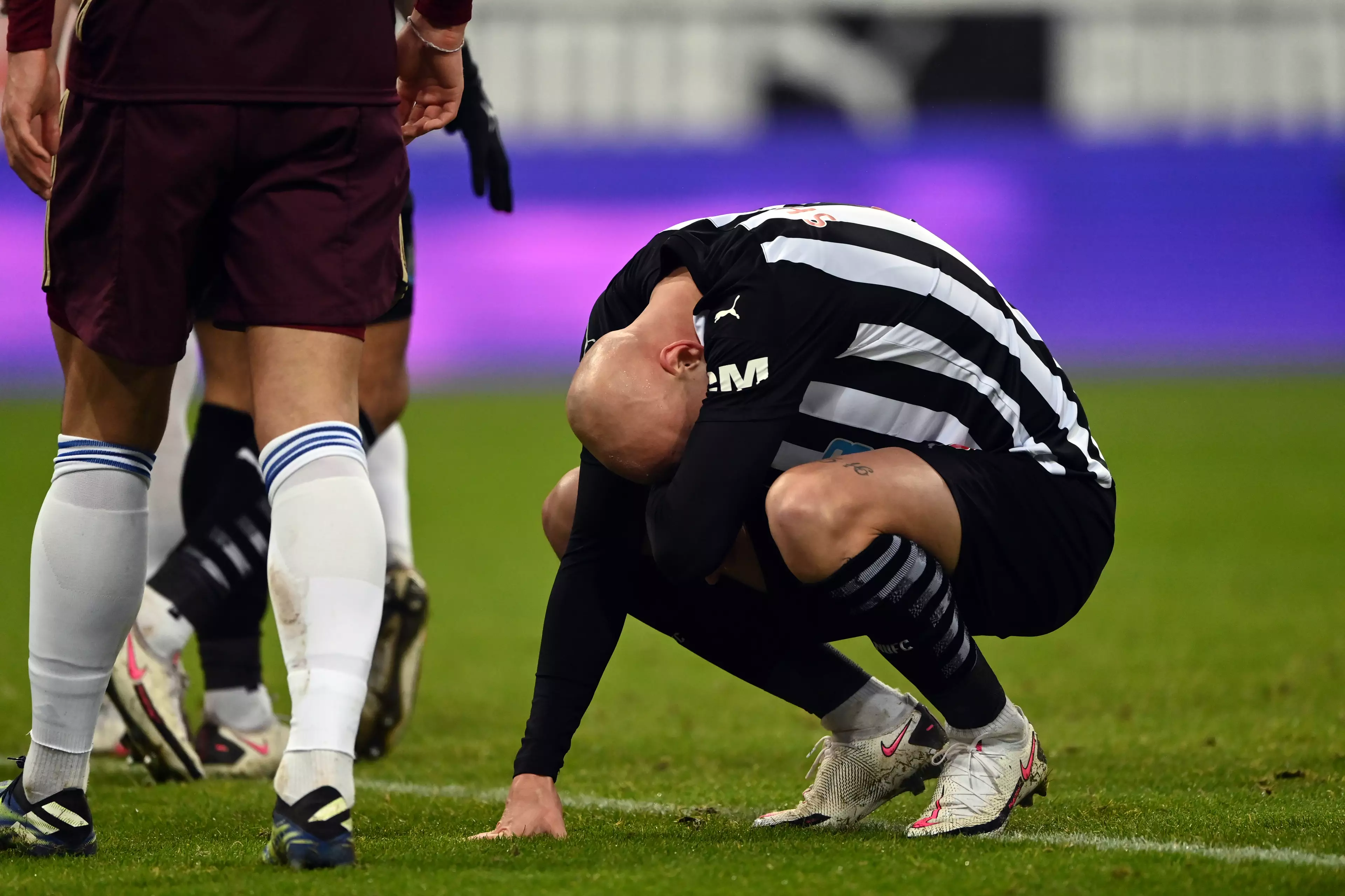 Shelvey clearly struggled against Bielsa's team. Image: PA Images