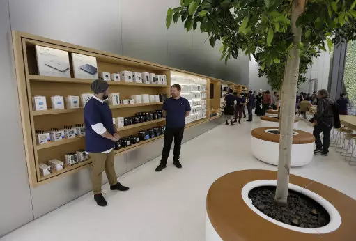 Thieves Steal From Apple Store By Dressing Up As Employees
