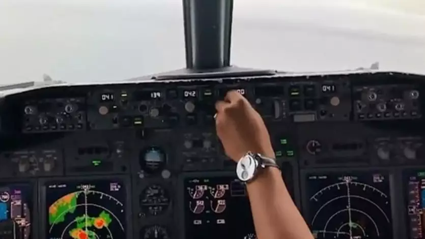 Footage From Cockpit Shows Moment Boeing 737 Crashed Into Pacific Ocean