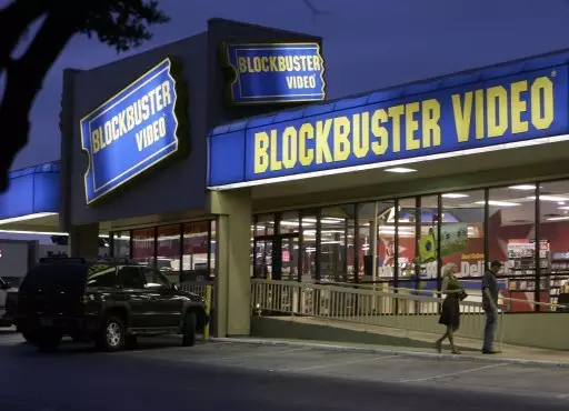 Inside One Of The Last Remaining Blockbuster Stores Still Open