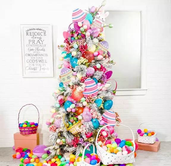This Easter tree is simply eggstraordinary (Credit - Instagram: jeannaloveschristmas)