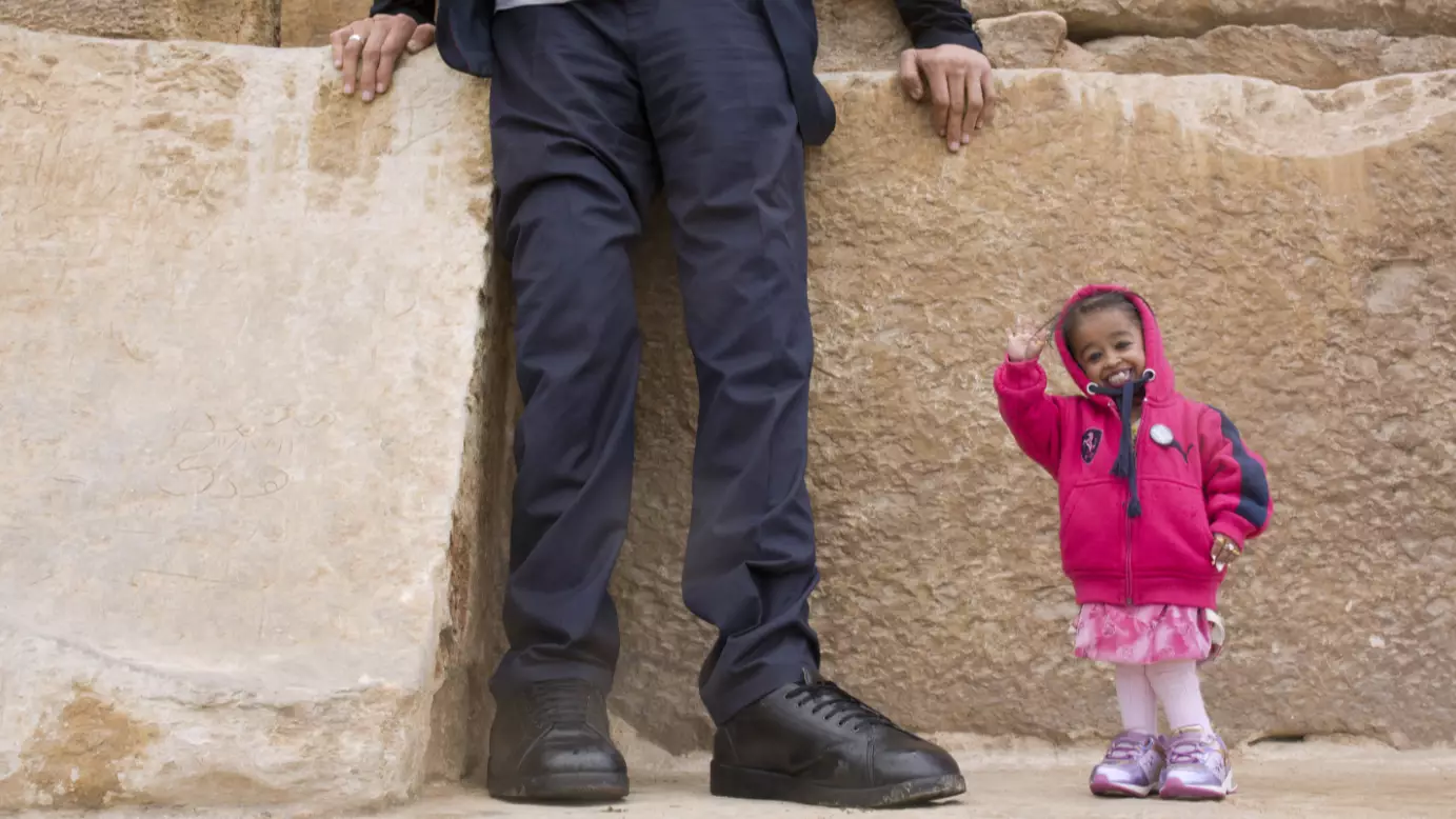 ​World's Smallest Woman Hangs Out With World's Tallest Man In Egypt