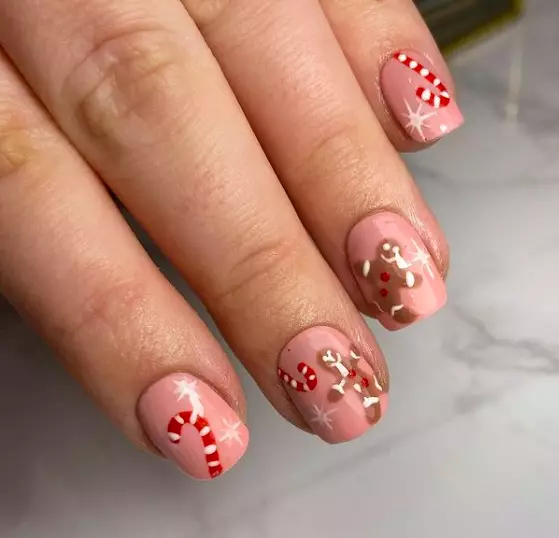One Instagrammer added extra gingerbread men to her manicure (