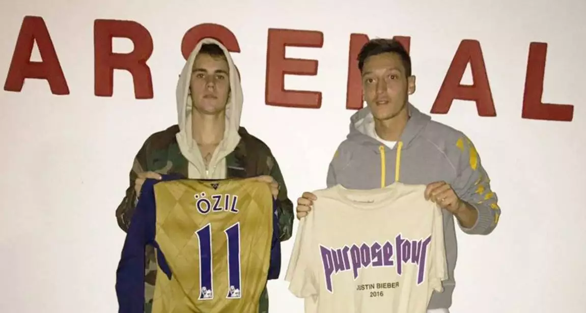 Arsenal’s Mesut Ozil Swaps Shirts With Justin Bieber After Night Out Together