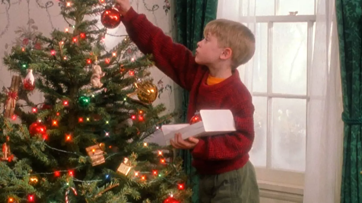 Putting Your Christmas Decorations Up Early Makes You Happier, Experts Claim