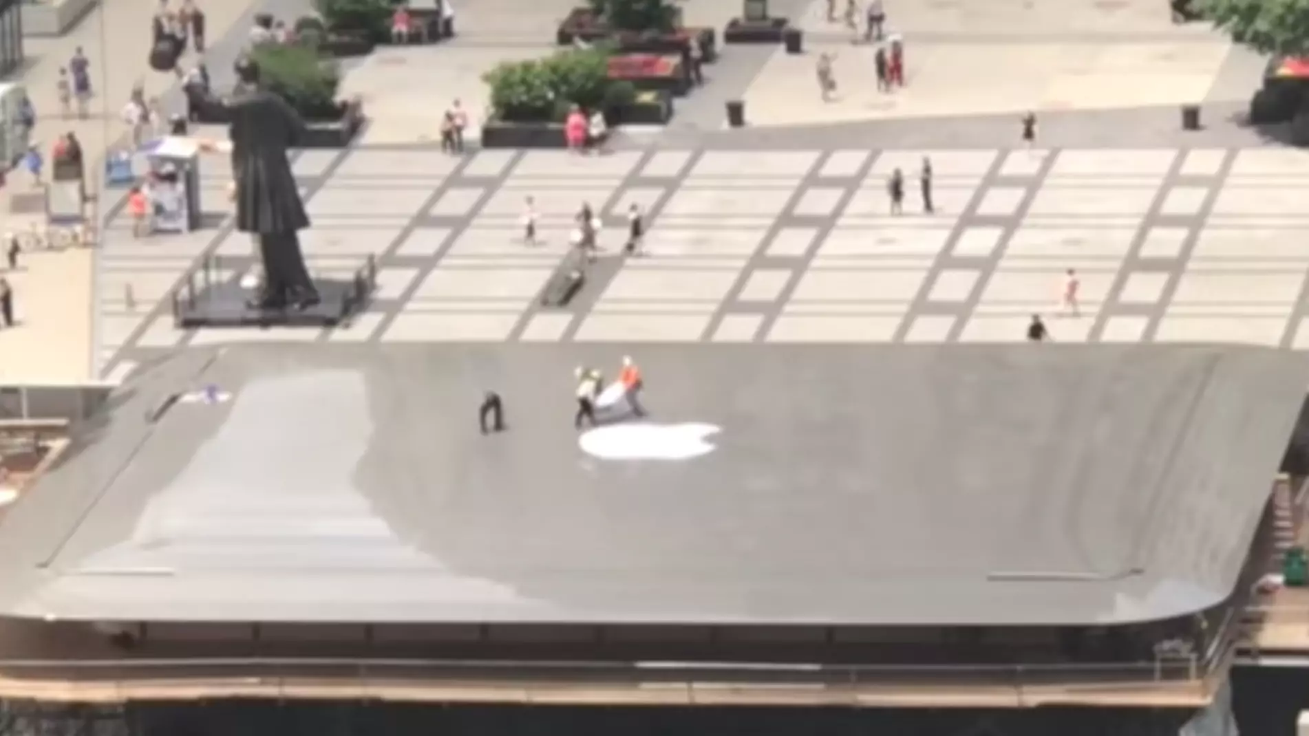 New Apple Store In Chicago Has Giant MacBook For Roof