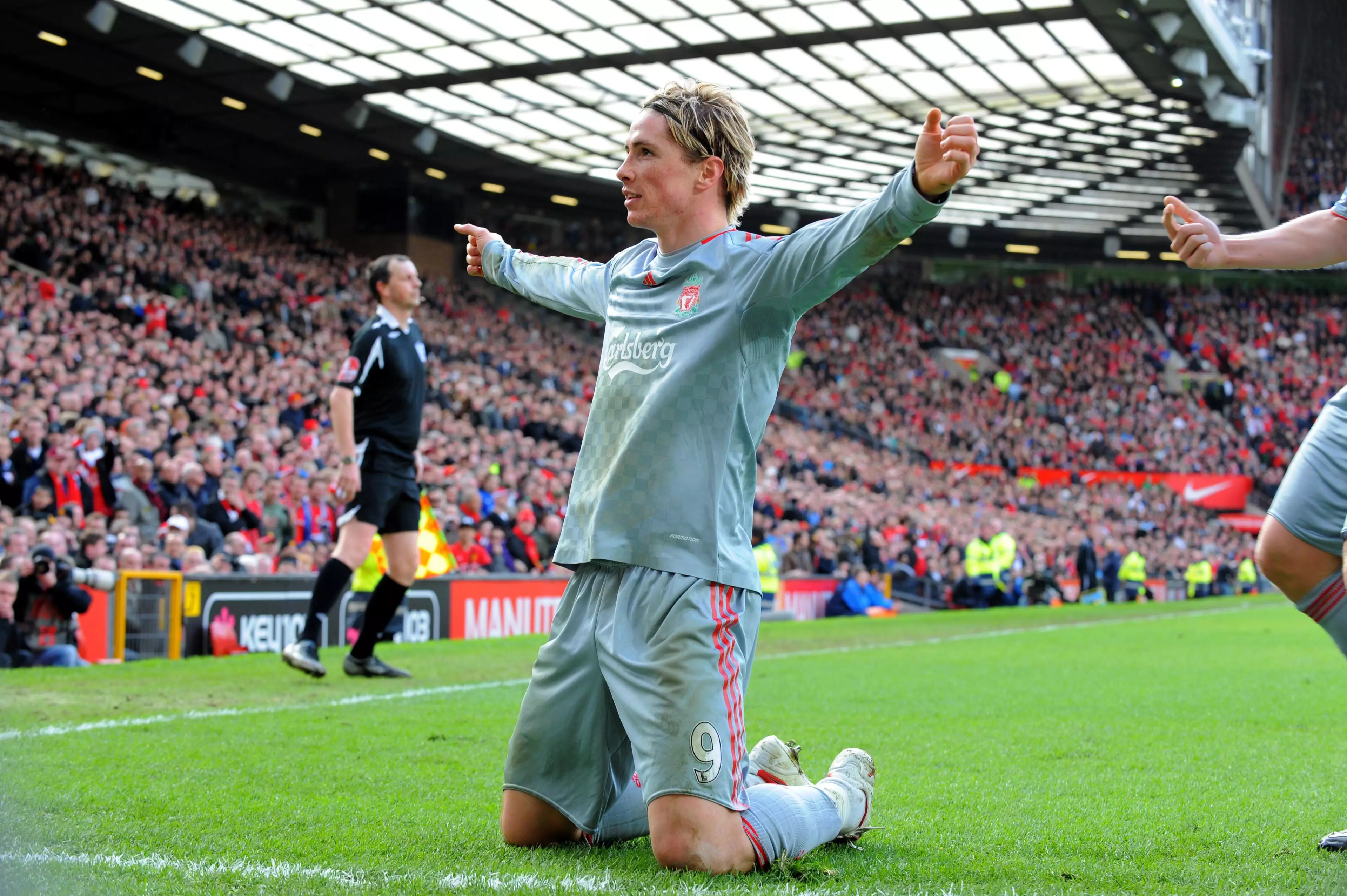Torres celebrates at Old Trafford as Liverpool hunt down a title. Image: PA Images