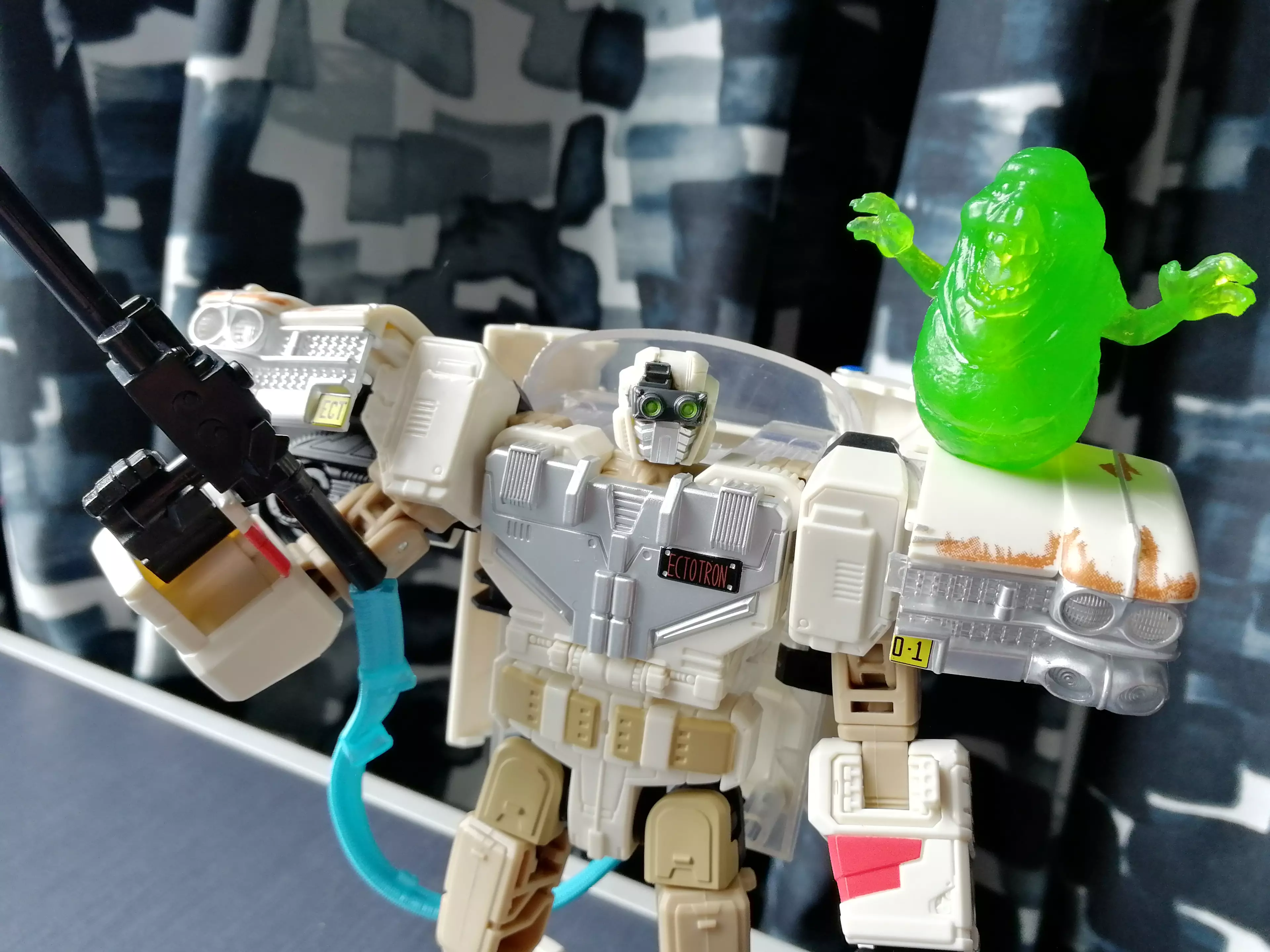 Ectotron in robot mode, with friendly Slimer