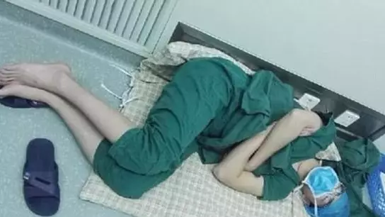 Photos Show Doctor Sleeping On The Floor After Epic 28 Hour Shift  