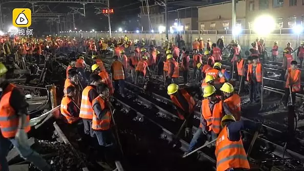 ​Chinese Workers Build Railway For New Train Station In Just Nine Hours 