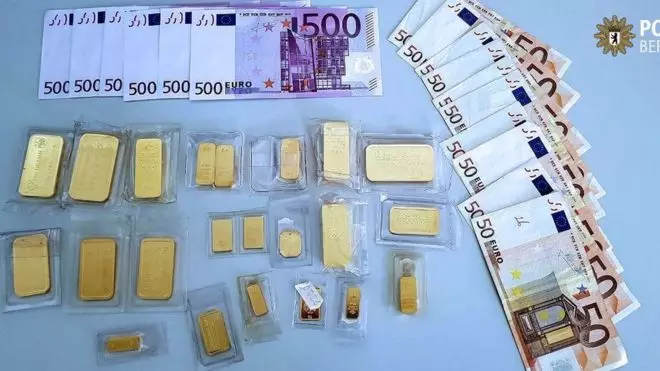 Briefcase Full Of Money And Gold Handed In To Police In Berlin